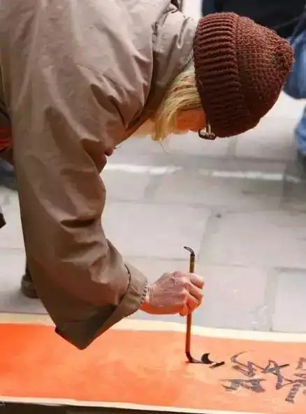 越南老大爷都开始卖字你还不会写书法