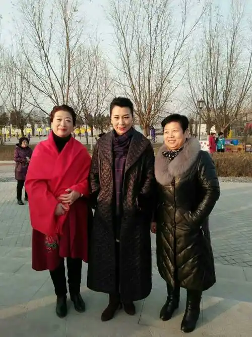 和表演艺术家汪荃珍,李金枝在汤阴人和公园合影留念