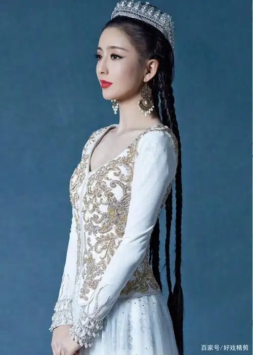 锡伯族的丫丫(佟丽娅)着民族服装美丽动人