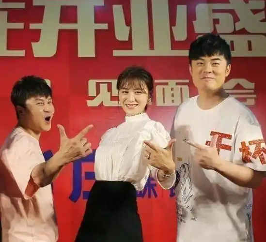 陈赫吃饭被曝太奢侈新剧开播好评如潮张子萱晒与老公另类合照