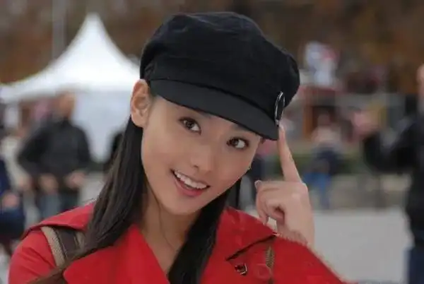 不惜花时间和精力在全国进行寻找紫菱的海选,19岁的张嘉倪靠着清丽脱