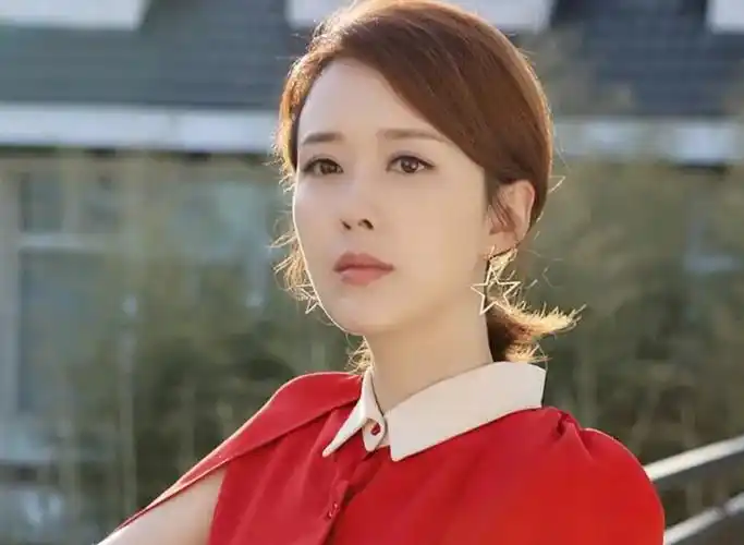 著名女演员颜丹晨:44岁勇敢给小丈夫生子,曾因最美嫦娥走红