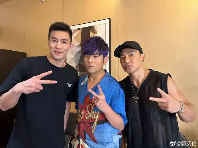 组图周杰伦演唱会上抢镜郭艾伦晒与周董合照