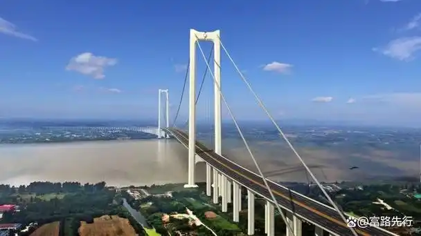 大家好,南京龙潭长江大桥正在紧张建设中!