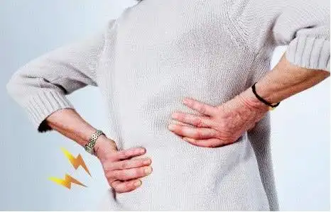 腰椎酸痛难忍简单1个动作就能治好谁用谁受益快转给家人