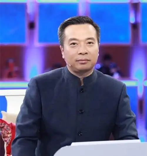 北师大教授康震诗词大会上即兴赋七绝诗一首却让自己跌落神坛