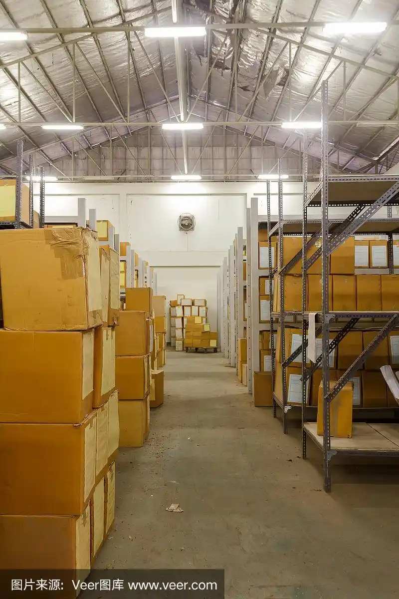 仓库内装有产品的纸箱