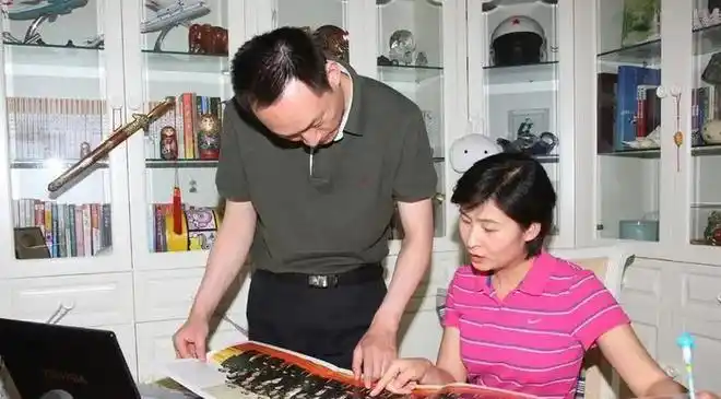 刘洋的丈夫叫做张华,当时镜头拍到他时是在手机里,他正在和岳母,也就