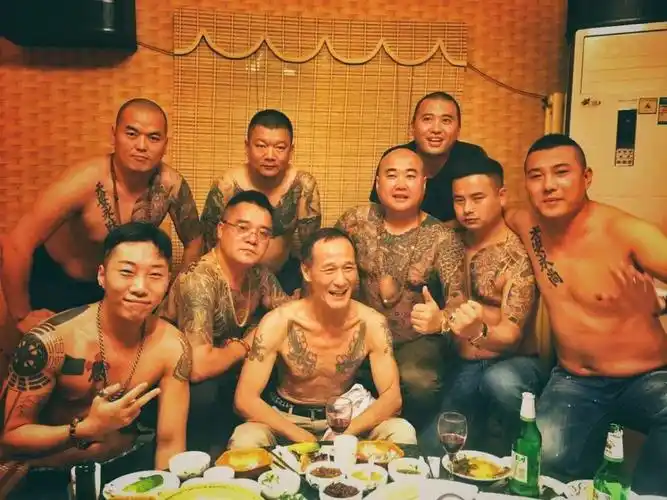 身为14k的元老级人物,被一个在新义安里连"五虎十杰"都排不上号的小子