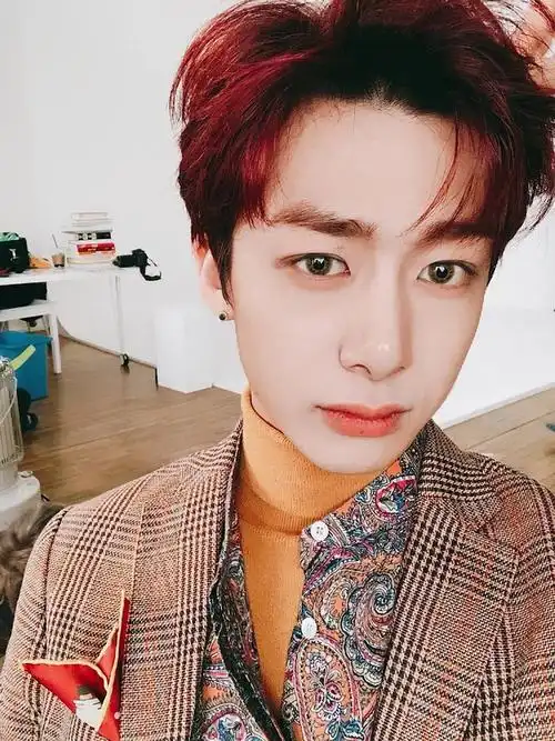 爱酒红色头发的圆圆78快进来分享