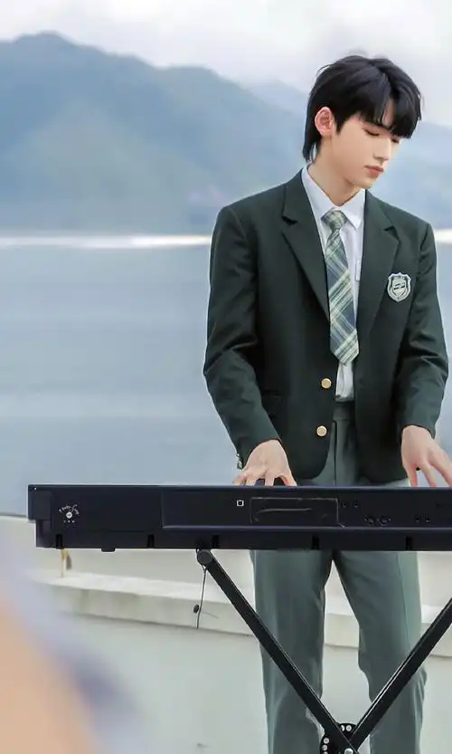 宋亚轩蓝白校服路透##宋亚轩萌探探探案