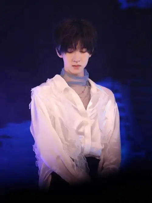 没事看看贺峻霖生图吧