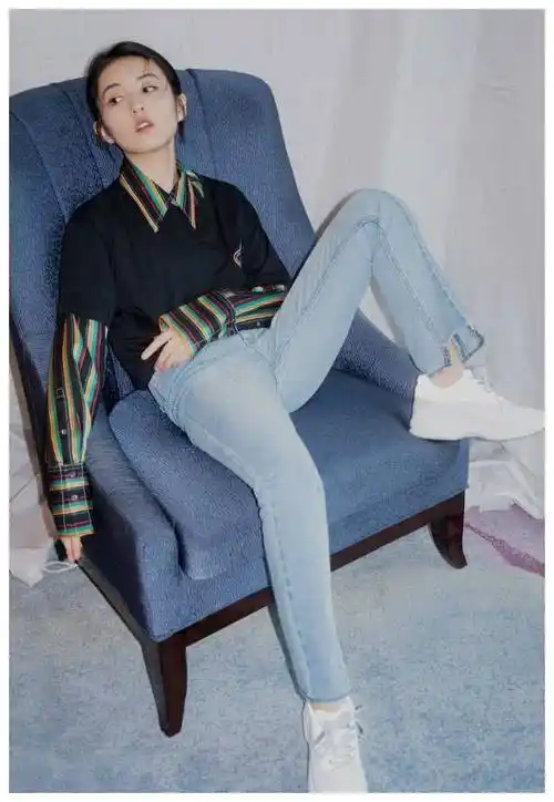 谁说张子枫身材不好?看她穿上"懒懒裤",腿比平行线还直