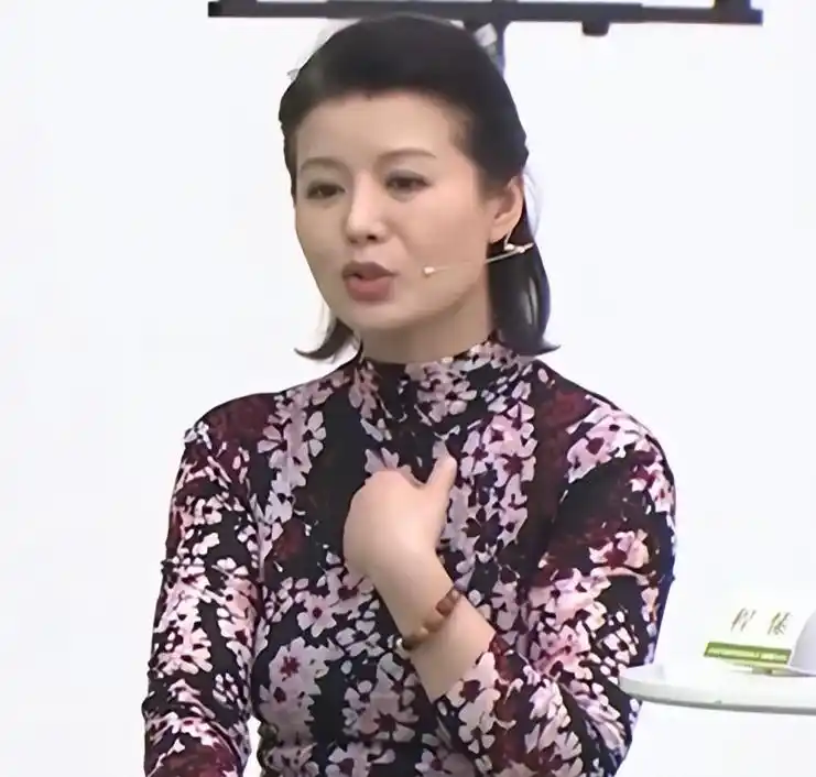 46岁程愫近况曝光,身穿碎花连衣裙,容颜依旧,离婚六年独自带娃