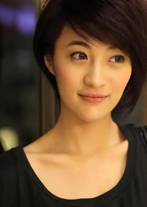 林夏薇生活照2014年7月6日与许廷铿,吴业坤等现身湾仔金紫荆广场,为"