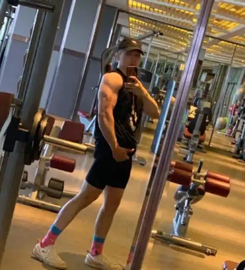 德云社"烧饼"健身练出巨石强森手臂,可以改行做健身教练了