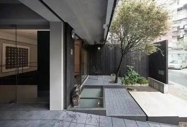 艺术家地下室里的光和风