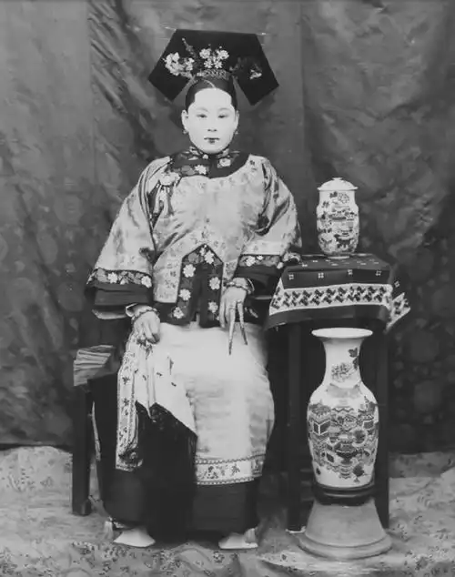 清朝满人贵妇的清晰老照片 羡慕汉人三寸金莲发明了高跟鞋