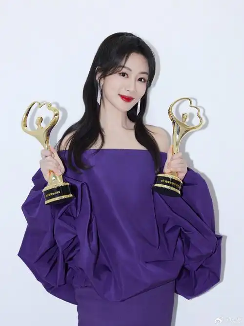 杨紫提醒粉丝注意保暖