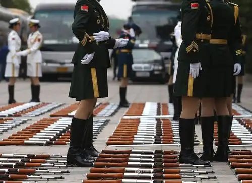 在北京人民大会堂东门外广场欢迎仪式上,仪仗队女兵们正在进行训练