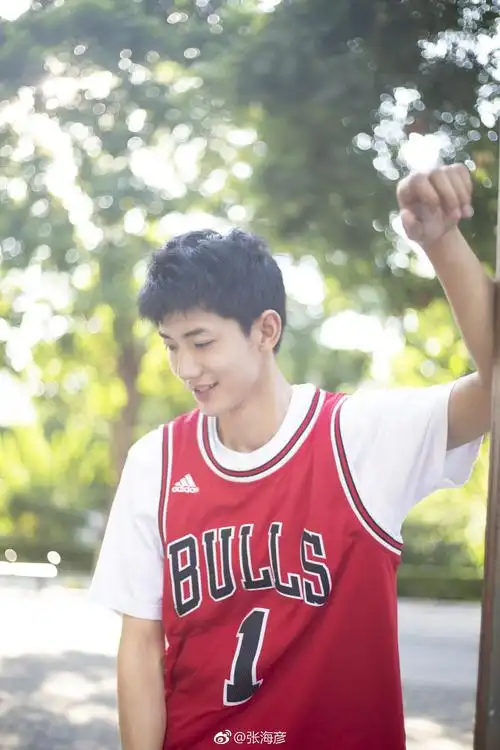 这就是灌篮里面的一个有点流川枫feel的小哥哥伍志勋打篮球的男生就