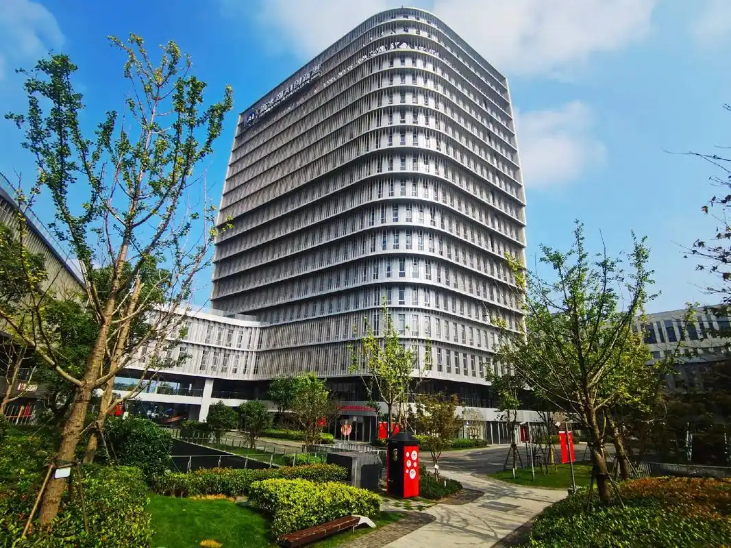 临港滴水湖商业办公楼出租.临港滴水湖旁—临港最大成熟园区 ( - 抖音