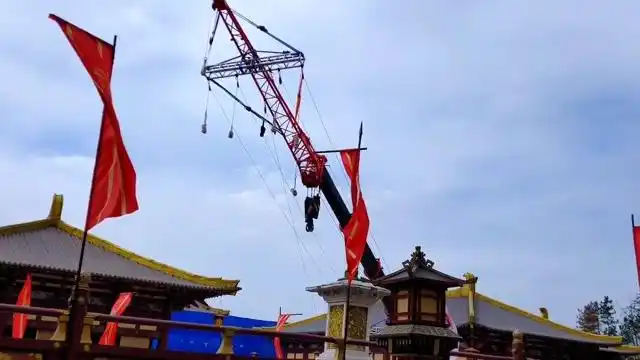 横店的剧组在拍摄武戏,吊威亚大场面