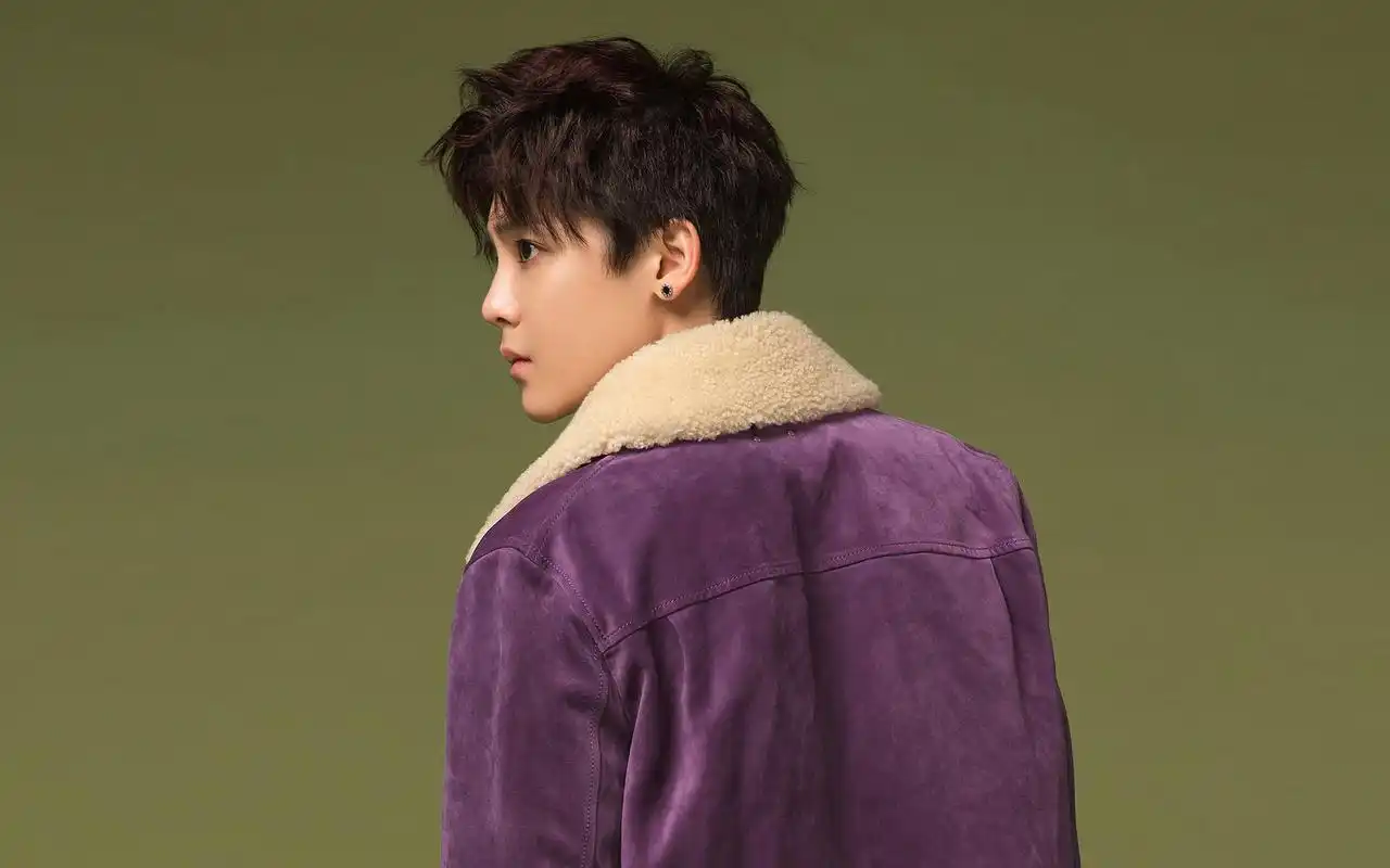 明星帅哥侯明昊时尚帅气写真高清桌面壁纸