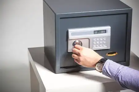 手打开保险箱,关闭了照片