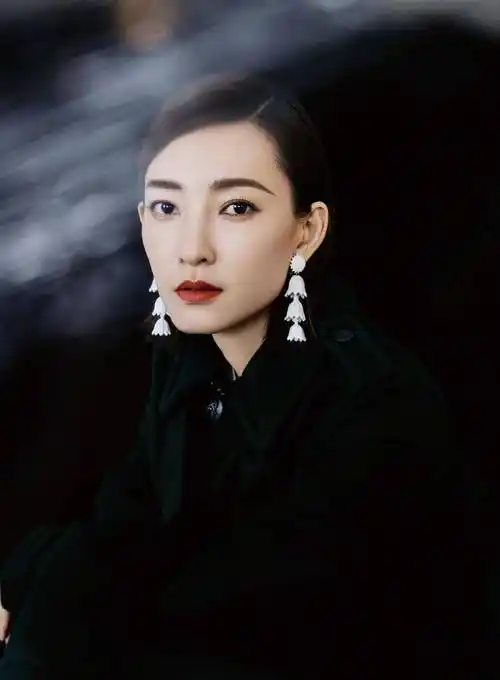 王丽坤气质真好酒红丝绒旗袍配健美短裤秀美腿复古优雅有韵味