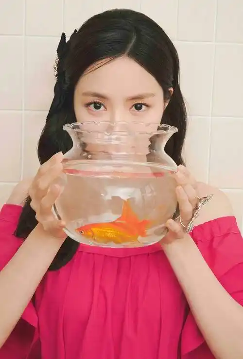 孙娜恩最新代言宣传照曝光优雅中带着一丝俏皮