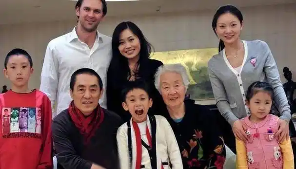 张艺谋现南加州大学,17岁张壹娇肤白大气,疑跟奥巴马女儿是同学