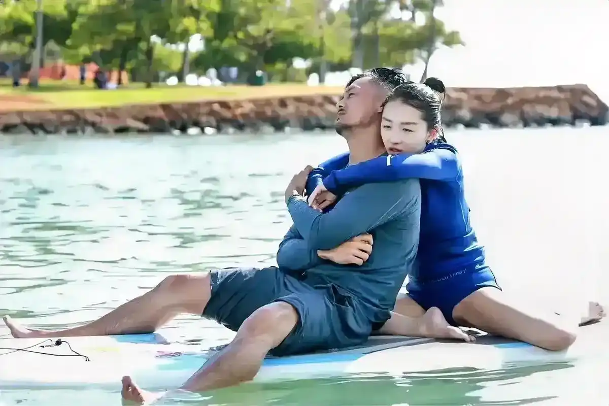 2016年周冬雨说送我金表吧?余文乐边摘表边问一句话,却把她惹哭