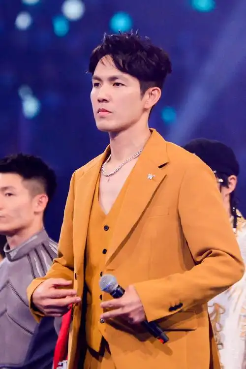 这是小哇西装真空马甲的开始吗@钟汉良    #钟汉良电视剧亦舞之城#zhl