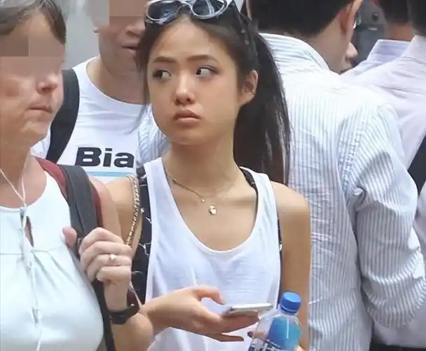 这歌名啊,简直就是对大女儿张瑶华名字的甜蜜回应,让人直呼"父爱如山"