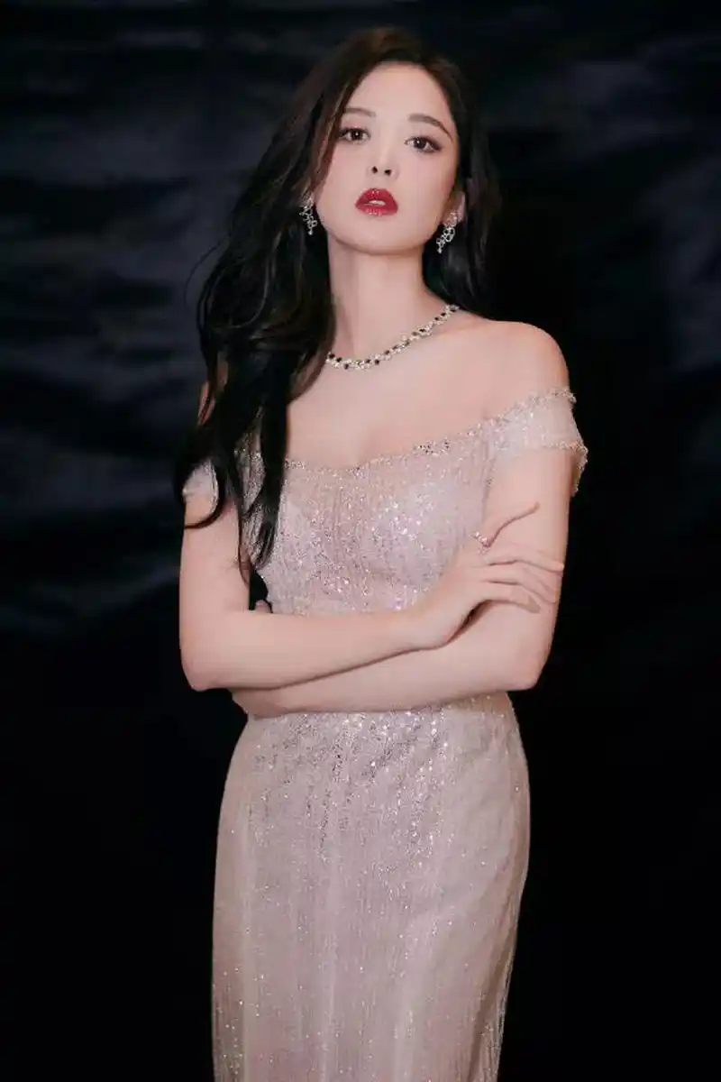 迪丽娜扎真的是太美了,身材又好,不知道以后会嫁给谁.