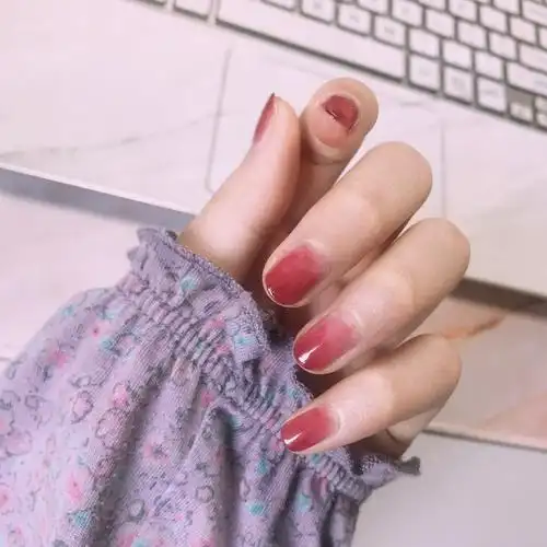 自己调色的超显手白渐变指甲油颜色