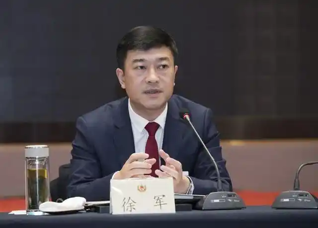 徐军在参加区人大第三代表团审议和区政协联组第二组讨论时强调 不断