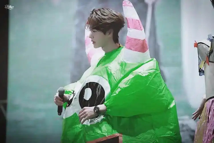 王一博陈情令泰国见面会舞台饭拍下午一身白色衬衣就是青春学长的模