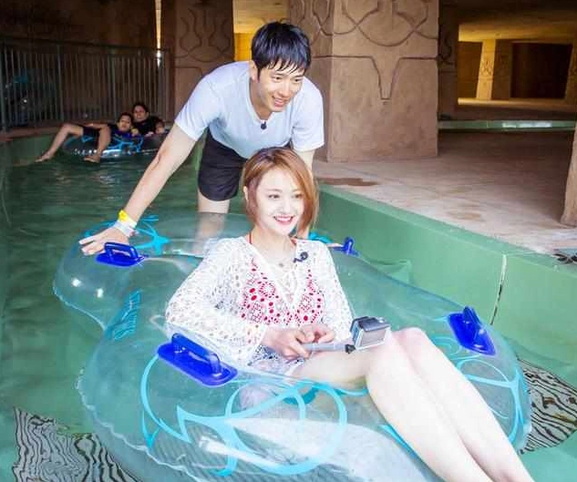 《分手大师》娜扎与邓超骑马的这个镜头,娜扎那个时候还比较有肉,不像