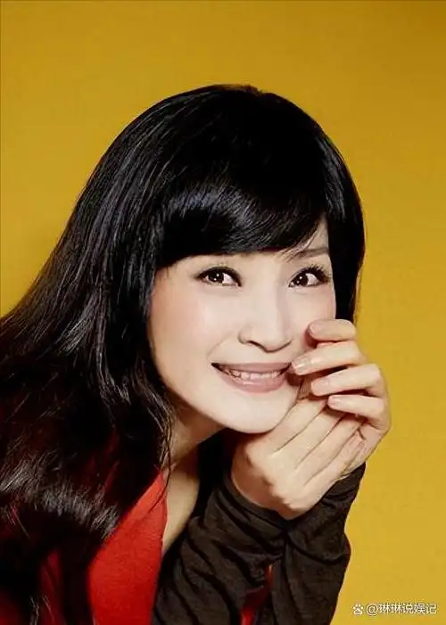 这位1967年在台湾出生的女歌手,曾凭借动听的歌声红极一时,被称为"