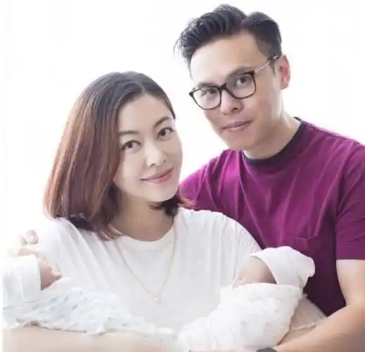 双胞胎百日宴上一个小细节亮了_女儿_郭可盈_郭可颂