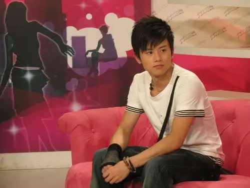 说起自己在"快乐男声"四进三比赛中遭到淘汰,张杰表示出乎自己的意料