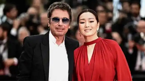 巩俐75岁老公搂肩逛街,时尚低调造型引发热议