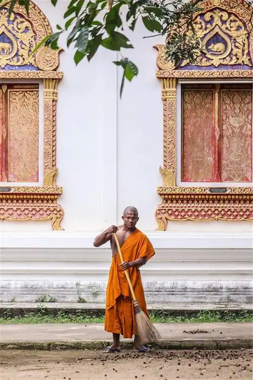 近日,美国社交媒体疯传一张泰国僧人的照片,这位僧侣正在手拿扫把扫地