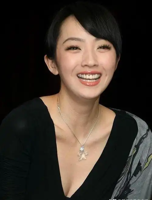 他以极大的耐心,向刘晓洁传授如何深入领会角色性格,以及如何精准