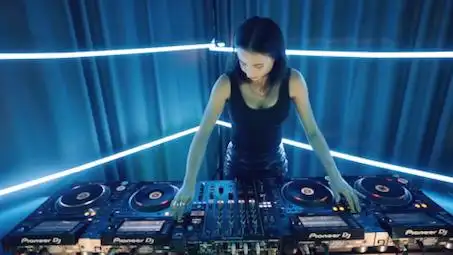 dj性感火爆美女夜店打碟