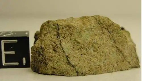 一颗少见的黄绿色的月球陨石