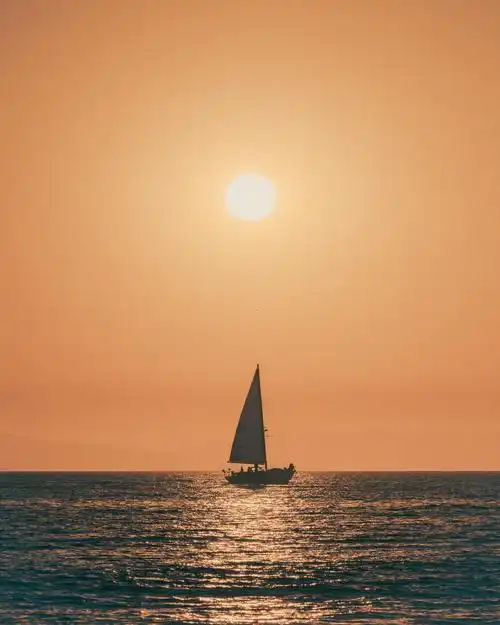 海上帆船日出图片-风景壁纸 - 壁纸之家