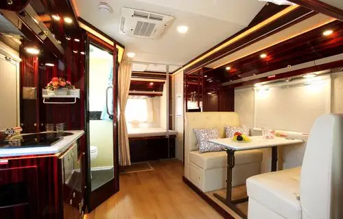 凯伦宾威c行房车 内饰钢琴烤漆奔驰底盘改装